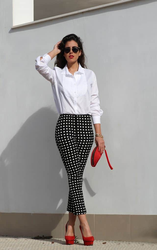 pantalon negro y zapatos rojos