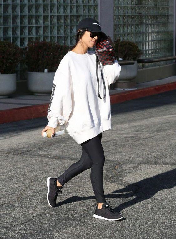10 outfits con zapatillas negras para lucir en onda a donde vayas