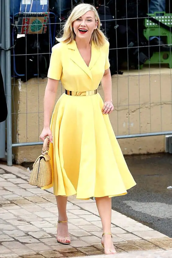 Que zapatos me combinan con un vestido amarillo 2025