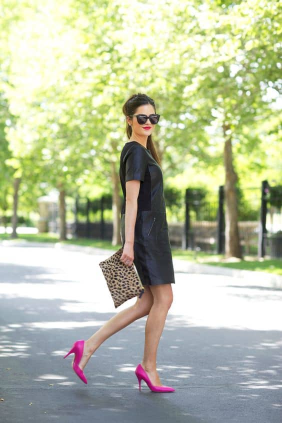 Vestido negro zapatos rosas deals