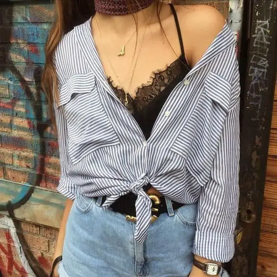 Camisa a rayas para un look súper hot