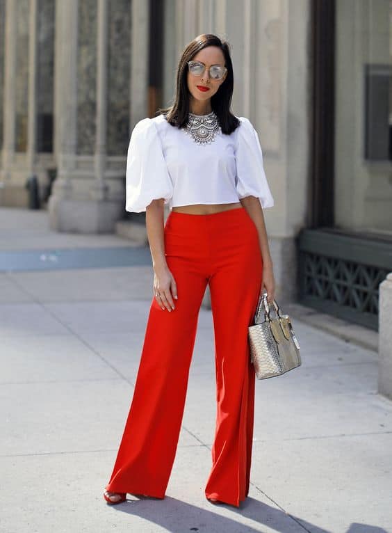 Look con collar llamativo  